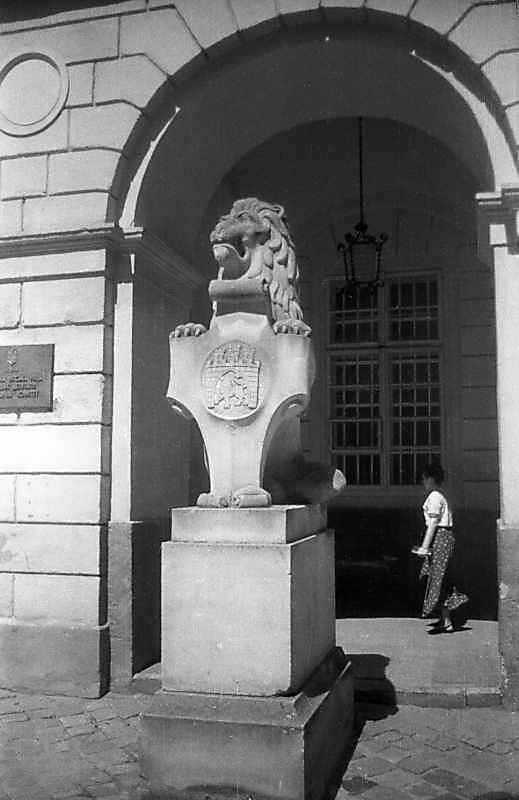 1997 р. Скульптура лева