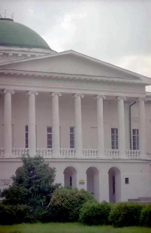 2000 р. Портик головного фасаду