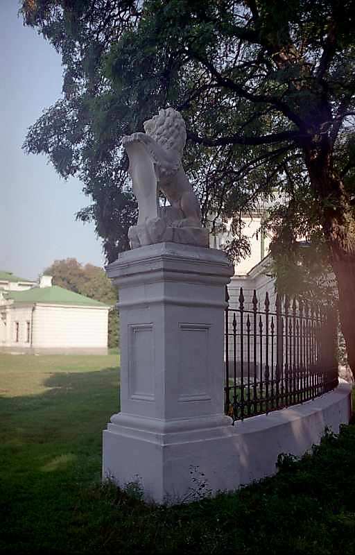 2000 р. Північний стовп брами