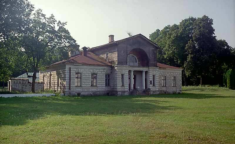 Службы, 30-е – 40-е годы XIX в. Расположенные на парадном дворе усадьбы два… Служби