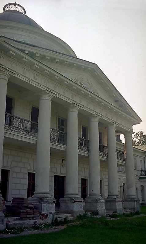 2000 р. Портик західного фасаду.…