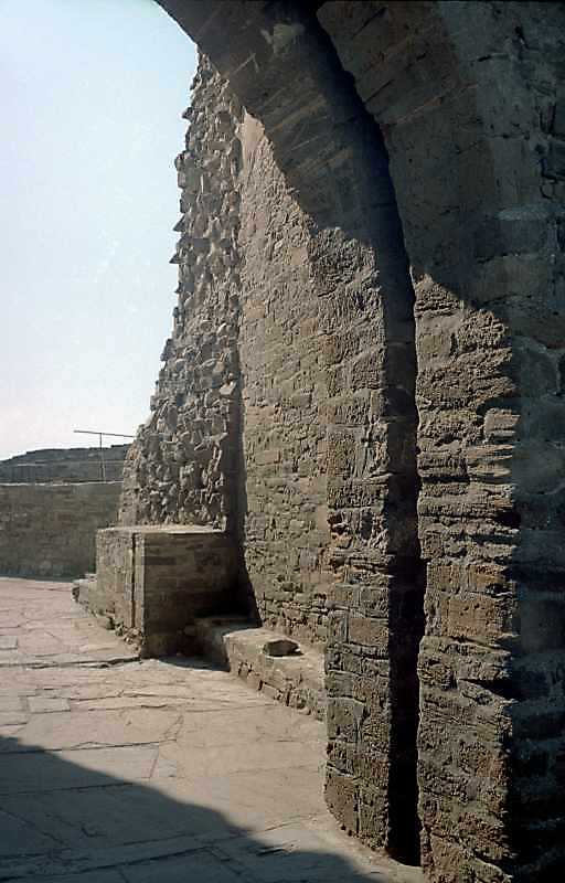 2001 р. Проїзд брами зі щілиною для…