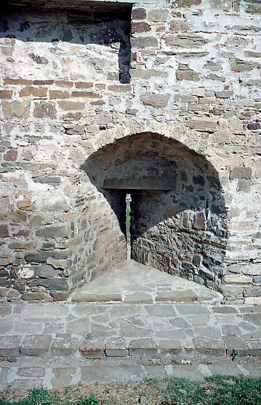 2001 р. Бійниця на захід від башти…