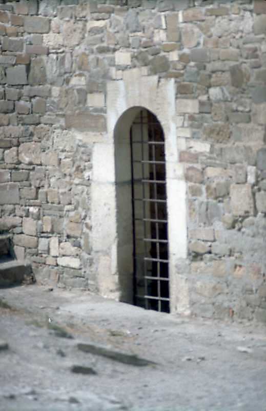 2001 р. Вхід. Вигляд зі сходу