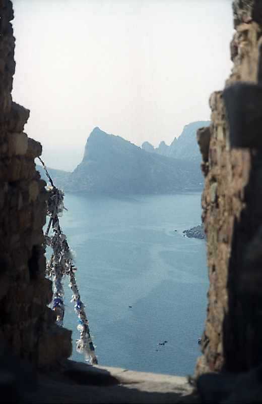 Вид на гору Орел крізь прохід