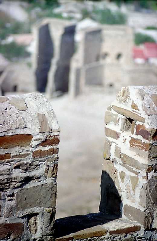 2001 р. Зубці муру на тлі Головної…