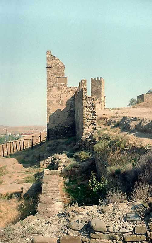 2001 р. Зруйнована ділянка муру, башти…