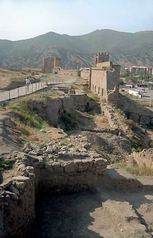 2001 р. Зруйнована ділянка муру,…