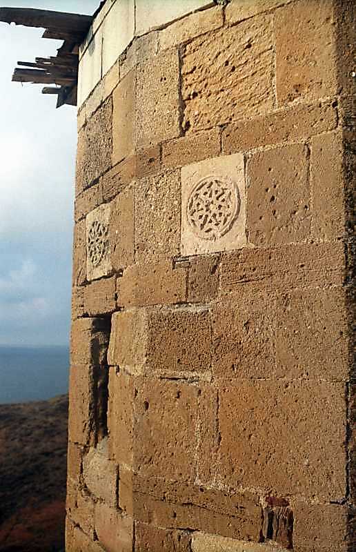 Фрагмент апсиди з різьбленими розетками