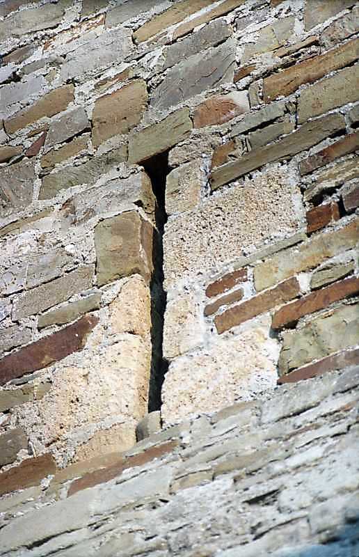 2002 р. Бійниця в мурі між баштами № 4…
