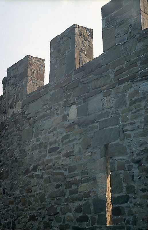 2002 р. Зубці та бійниця барбакану