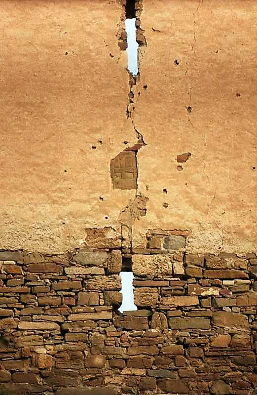 Бійниці, хрест та вертикальна тріщина…