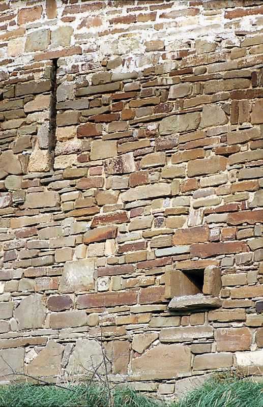 2002 р. Бійниця та водоскид в мурі між…