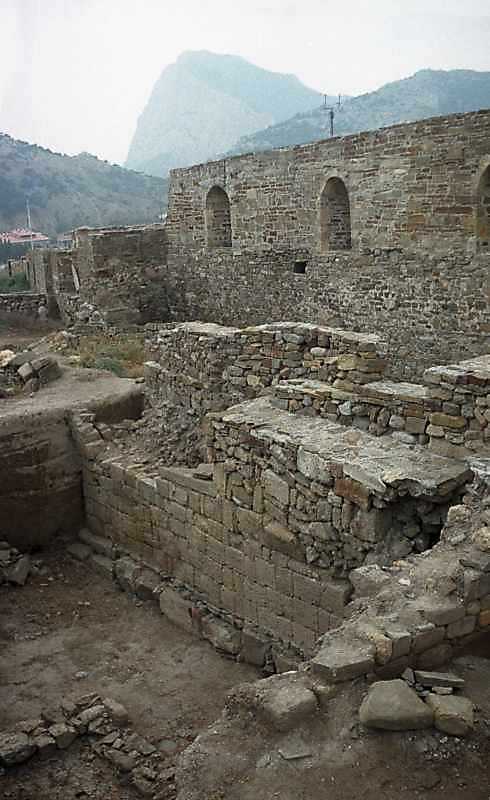 Давні мурування, відкриті розкопками