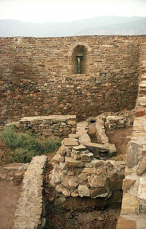 2002 р. Мур з бійницею та двані…