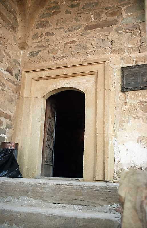 2002 р. Двері, що ведуть на захід.…