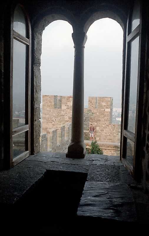 2002 р. Інтер’єр вікна в східній стіні…