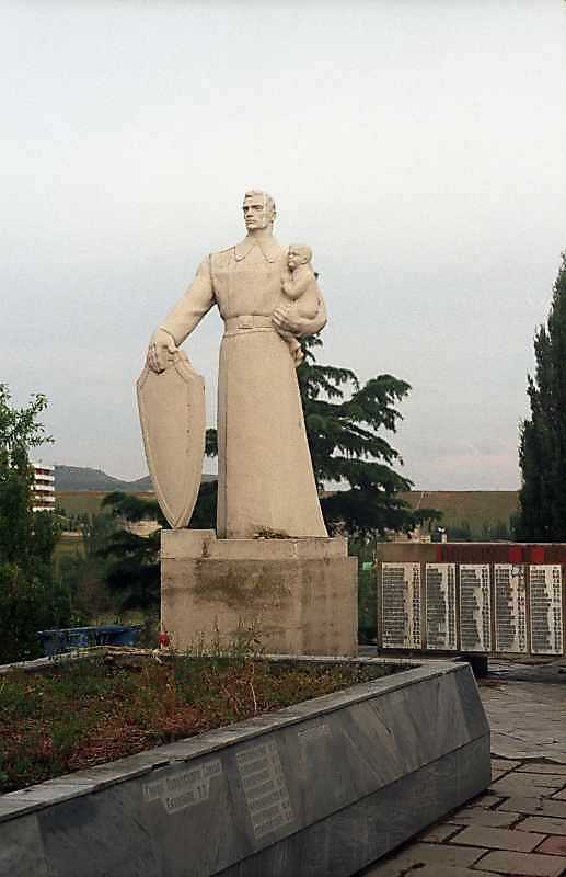 Братська могила радянських воїнів і…