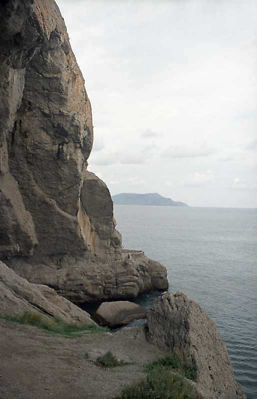 2002 р. Вхід у грот Шаляпіна (ліворуч)…