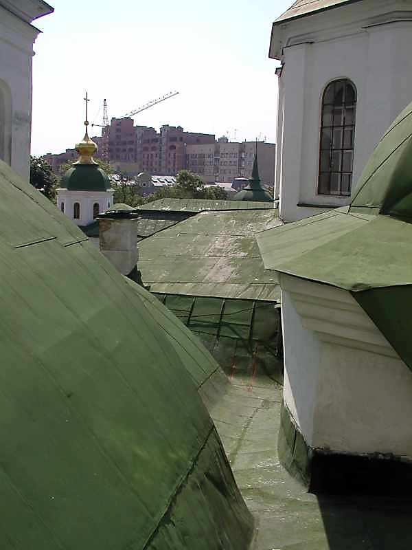 2005 р. Жолоб на північний схід від південної групи куполів над хорами. Вигляд… 2005 р. Жолоб на північний схід від…
