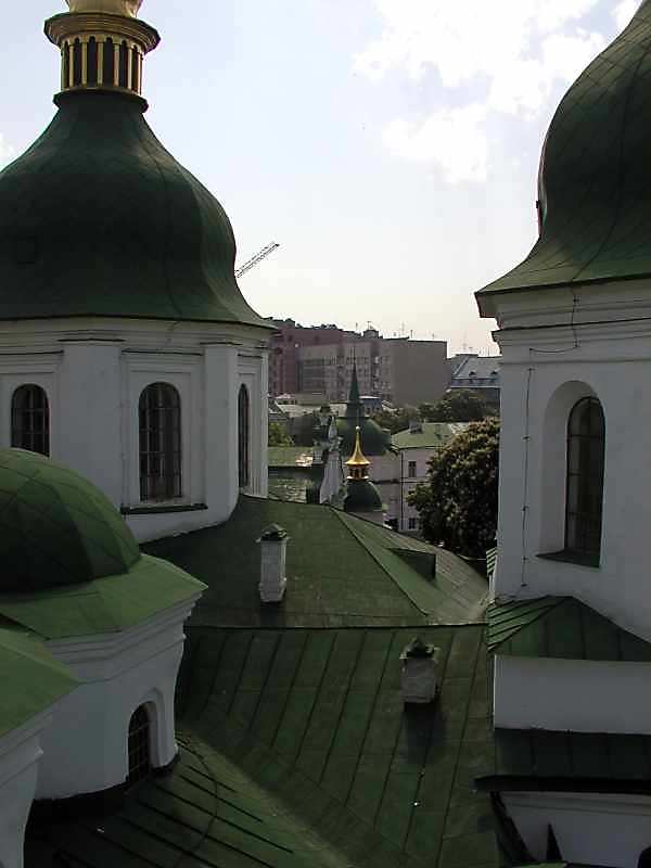 2005 р. Куполи собору, трапезна, південно-східна башта і чекістський будинок.… 2005 р. Куполи собору, трапезна,…