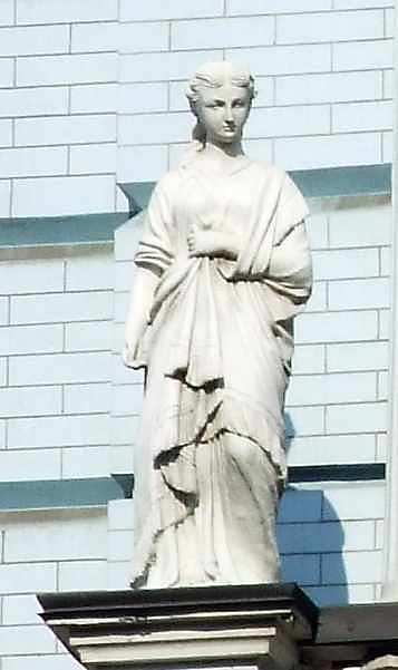 Скульптура дівчини (зліва)