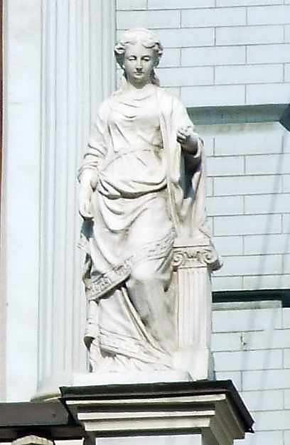 Скульптура дівчини (справа)