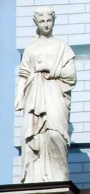 Скульптура дівчини (зліва)