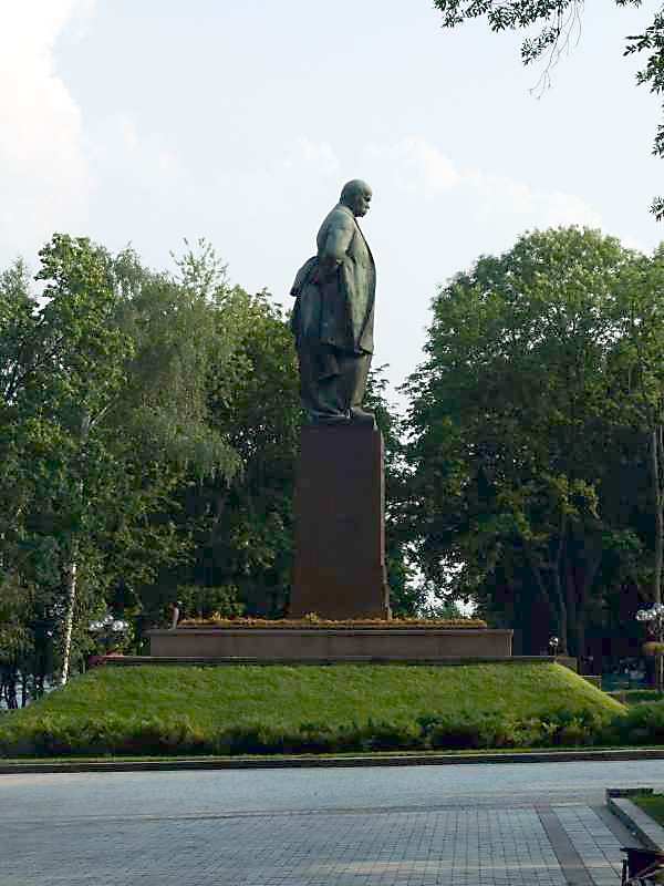 Вид слева в профиль - Памятник Тарасу…