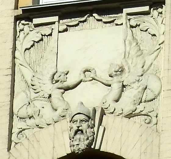 Рельєфи крилатих геніїв і маскарон