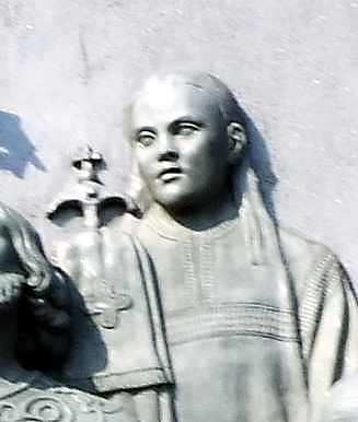 Диякон (справа)