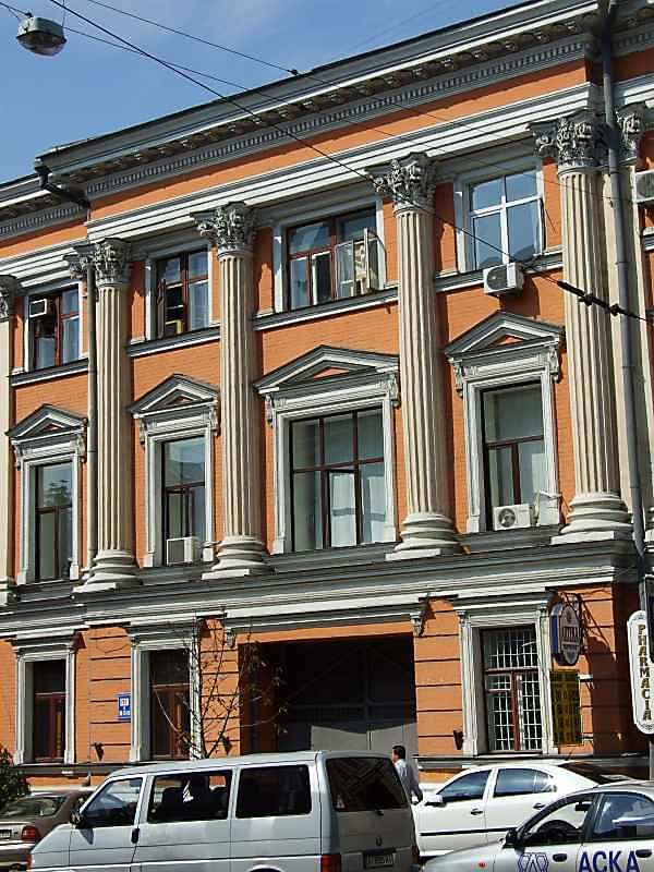 2007 р. Права частина фасаду по вул.…