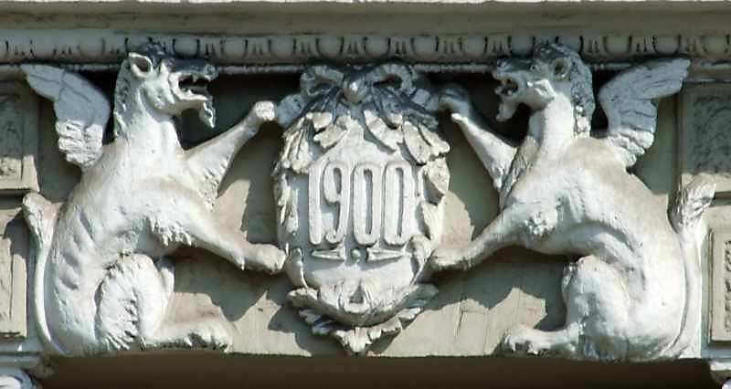 Грифони тримають щит з датою “1900 рік”