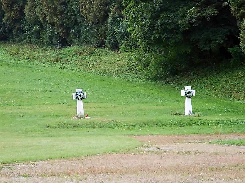 13 вересня 2007 р. Фото М.І.Жарких. В 1941 р. у тюрмі № 2… 2007 р. Пам’ятні хрести на могилах…