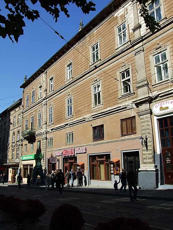 У частині кутового з площею Ринок будинку до кінця 1990-х років містився… Будинок (№ 3)