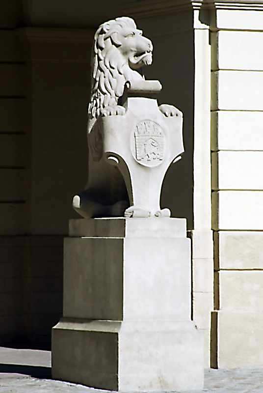 2007 р. Скульптура лева біля входу