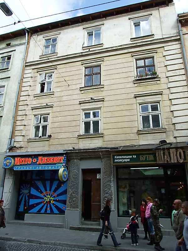 Під № 9 за Польщі була кондитерська Рауха, в 1950-х – меблевий магазин, потім… Житловий будинок (№ 9)