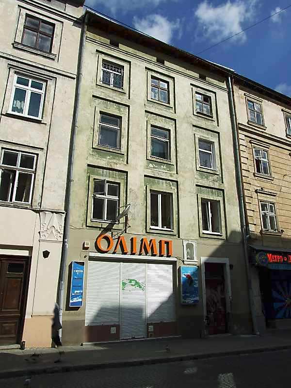 У будинку № 7 до 1939 року були бакалійні товари Ожмінського та магазин одягу… Житловий будинок (№ 7)