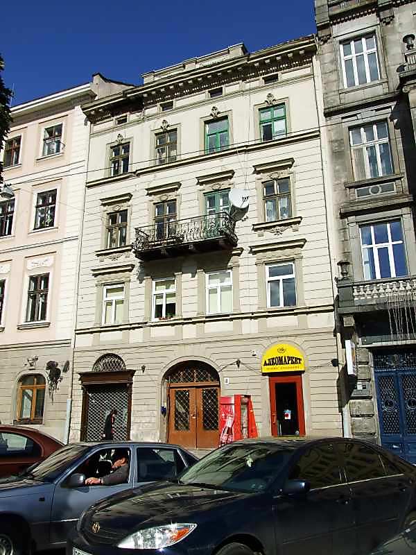 У будинку № 8 до 1939 року містилася Польська телеграфічна агенція та цукерня… Будинок (№ 8)