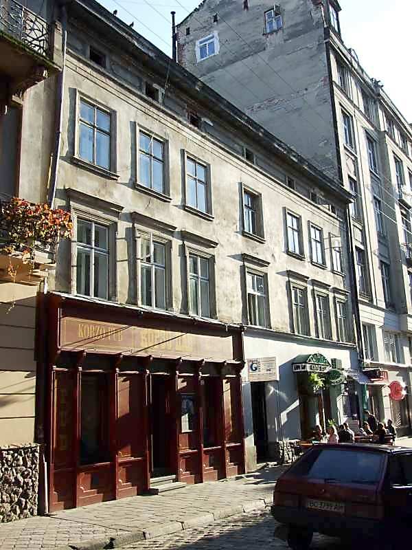 14 вересня 2007 р. Фото М.І.Жарких. Під № 10 від радянських часів і досі… Будинок (№ 10)