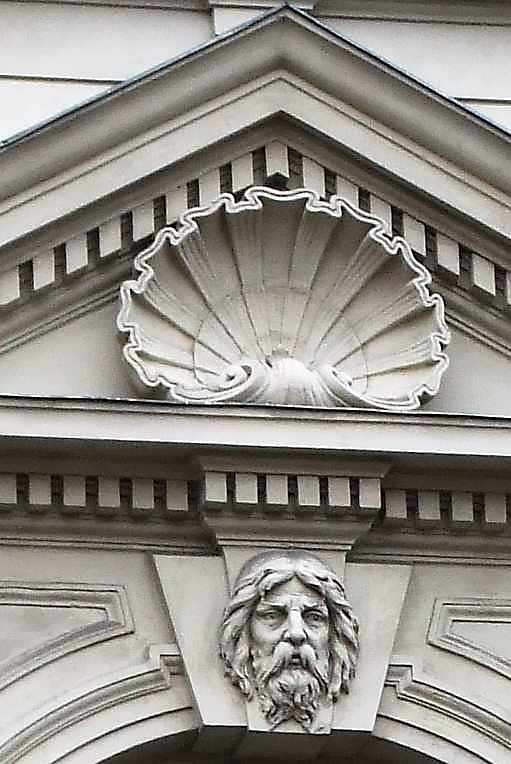 Розетка і маскарон