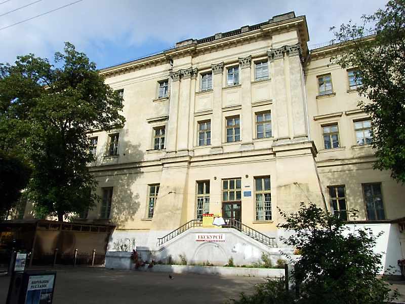 У будинку № 16, спорудженому 1952-го, від початків був Механічний технікум,… Колегіум єзуїтів (№ 16)