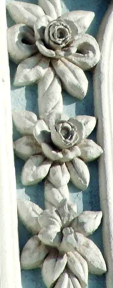 Рельєфні квіти обрамлення вікна…