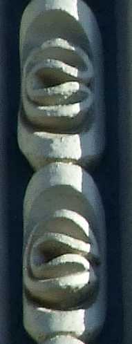 Рельєфні ови обрамлення верхньої ніші