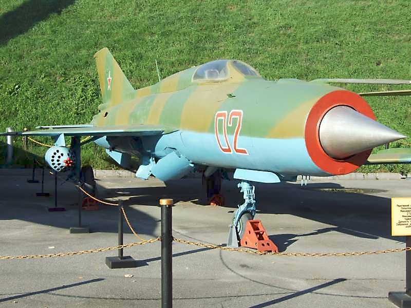 Реактивний винищувач МіГ-21 Польотна маса 7 570 кг. Максимальна швидкість 2… Реактивний винищувач МіГ-21