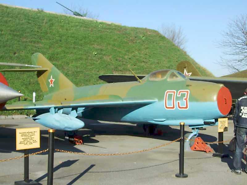 Реактивний винищувач МіГ-17