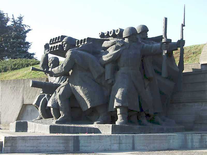 Скульптурна група “Оборона Києва”