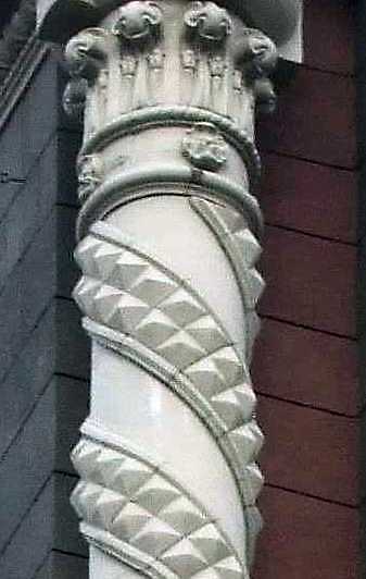 Витий ствол наріжної колони