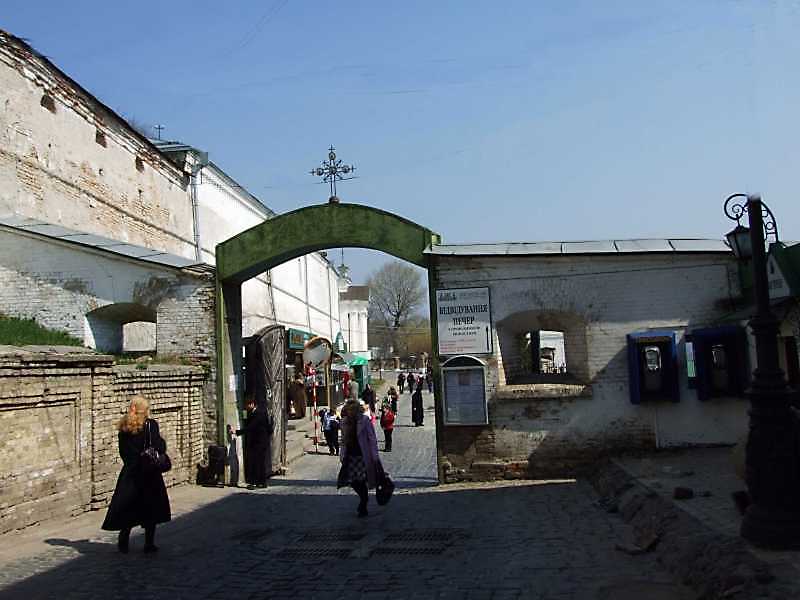 Загальний вигляд із заходу. 16 квітня 2009 р. Фото М.І.Жарких. Західна брама… Західна брама (№ 71б)