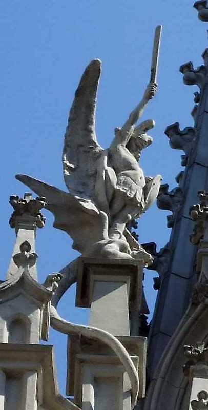 Боротьба архангела Михаїла із сатаною